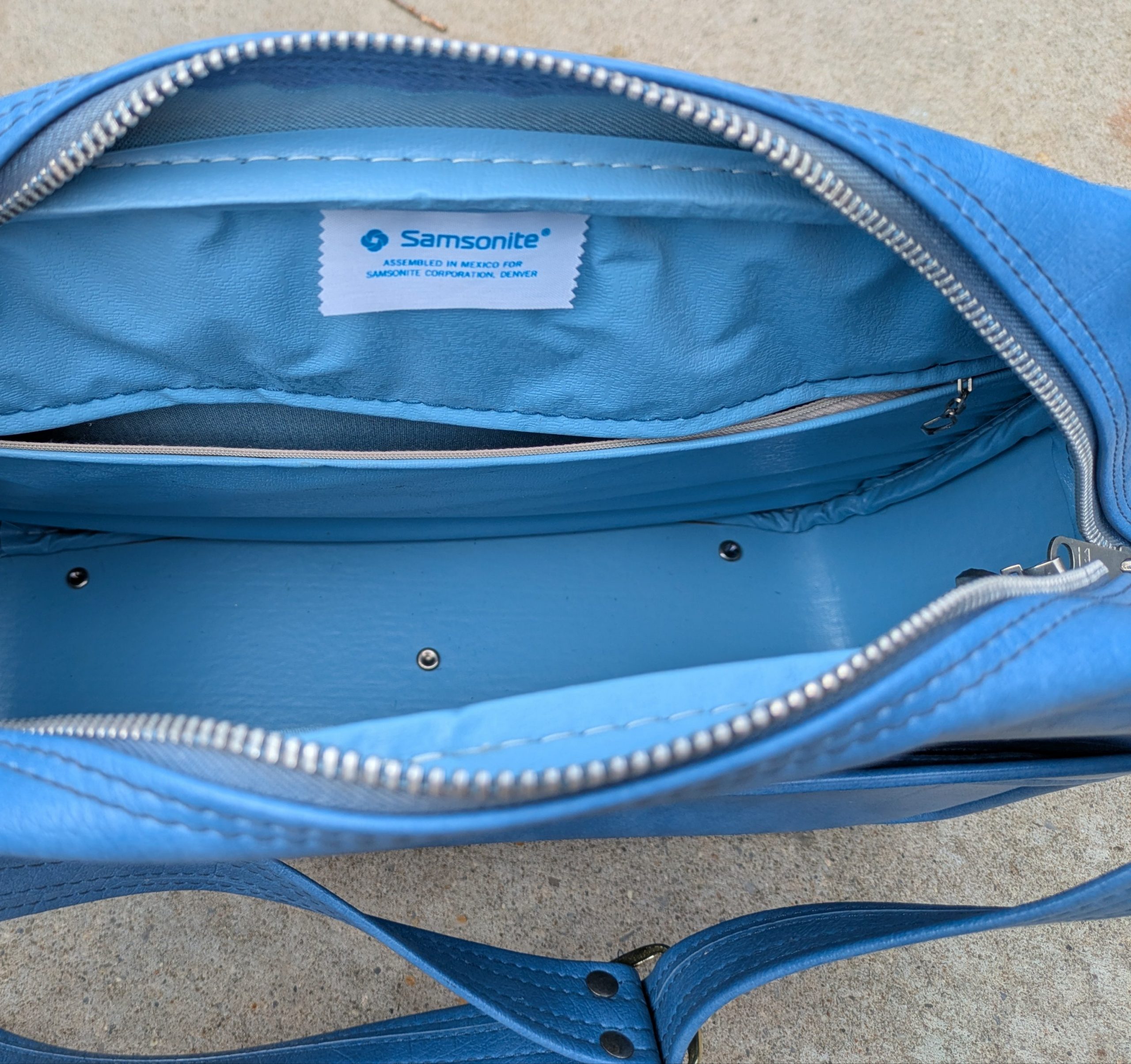 Vintage Samsonite Carry On - Image 2